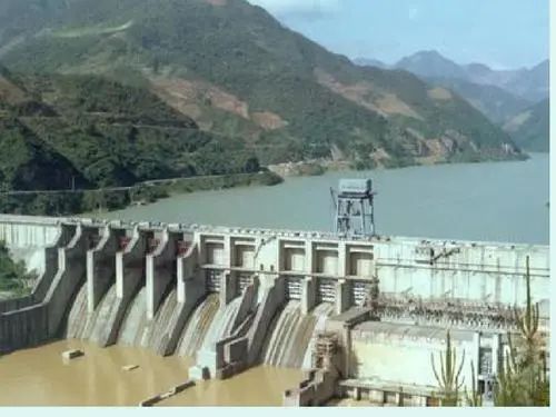 圖為西安電力機械制造公司為劉家峽水電站提供的330千伏輸變電成套裝備。.jpg