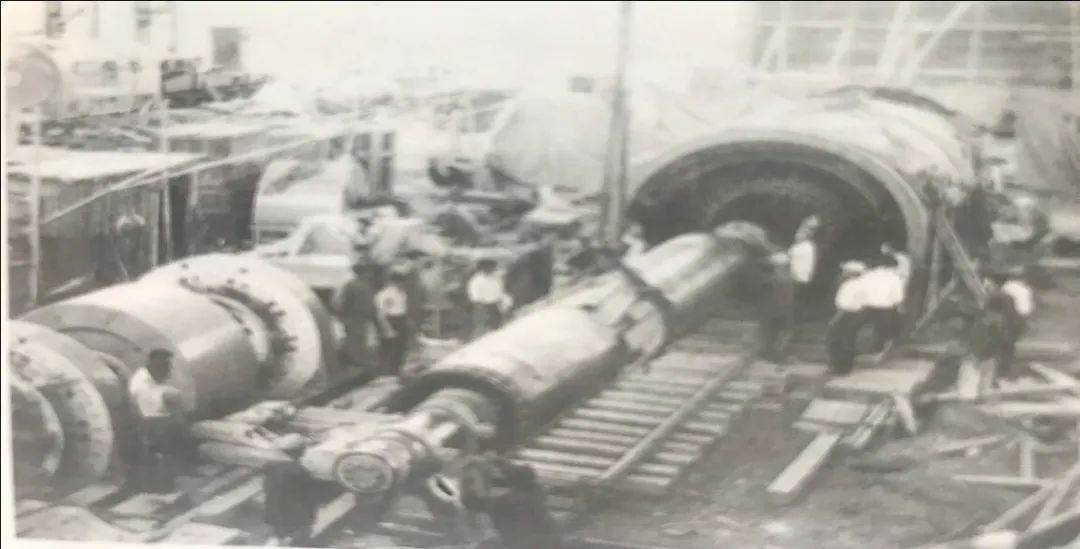 圖為1959年，我國第一臺沖擊發電機運抵工地。.jpg